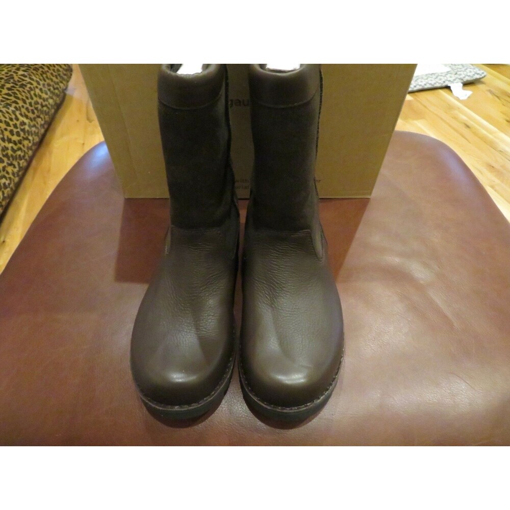 NWT Womens Chcolate Brown Ugg Riverton Boots, Size 5